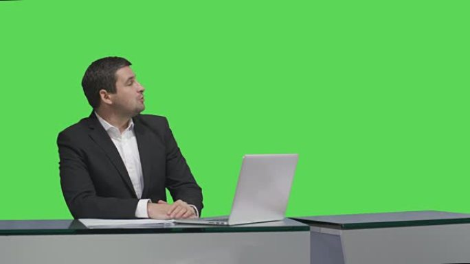 媒体广播公司坐在桌子旁，在后台的模拟绿屏上聊天。