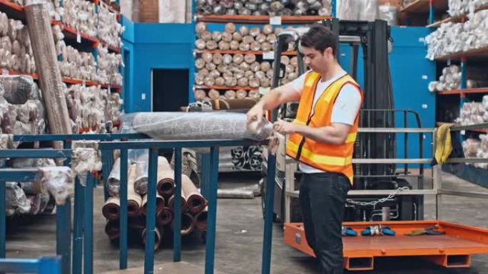 澳大利亚男性工人在仓库包装地毯