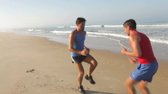 两个人一起在海滩上锻炼