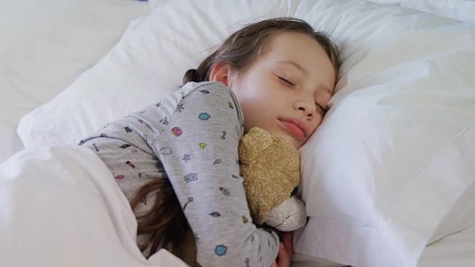 女孩与泰迪熊4k平静地睡觉