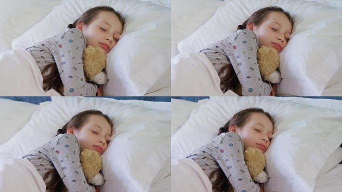 女孩与泰迪熊4k平静地睡觉