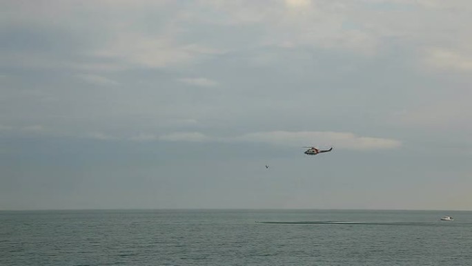 救援直升机在海上盘旋