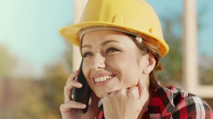 女性投资者在建筑工地通电话