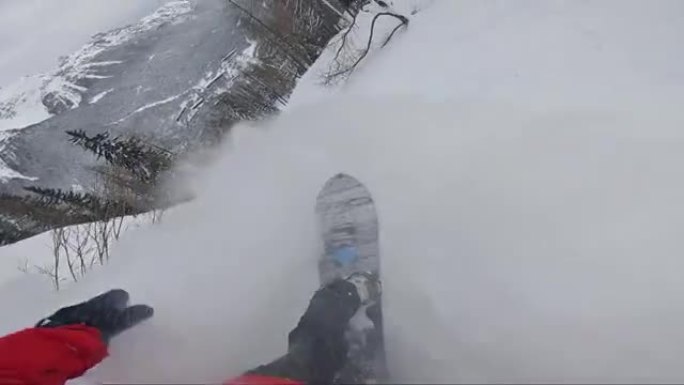 穷乡僻壤滑雪者个人视角骑粉雪下坡