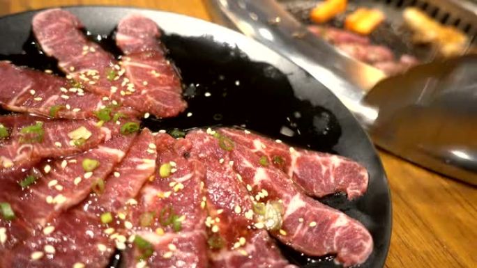 Yakiniku餐厅的日本烧烤牛肉。