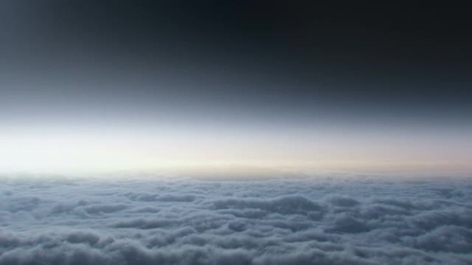 高清: 云中的飞行