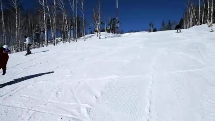 冒险的滑雪者
