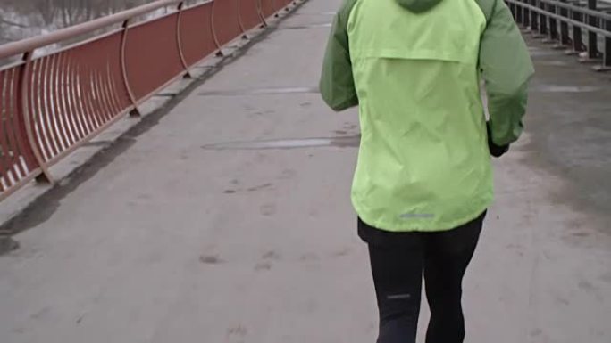 马拉松运动员过桥