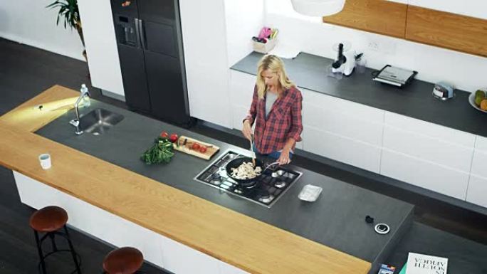 现代厨房做饭女人的俯视图