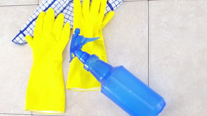 黄色橡胶手套和喷雾瓶