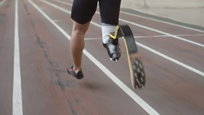 残奥会运动员在赛道上奔跑