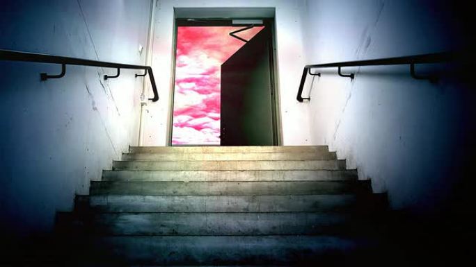 通往地狱的阶梯台阶铁门通向天空