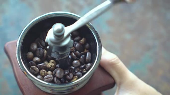 手工使用老式咖啡研磨机和咖啡豆。