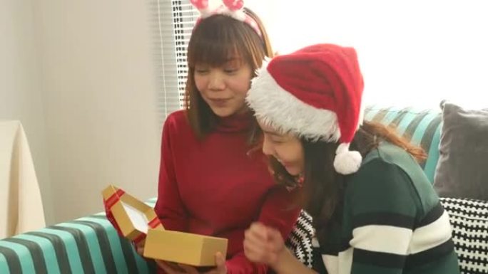 亚洲妇女在圣诞节活动中赠送礼物