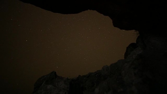 海岸上的星夜。从山洞看