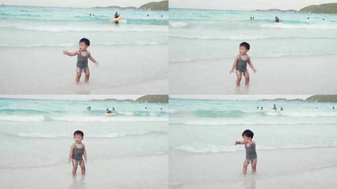 孩子在海滩玩得开心。