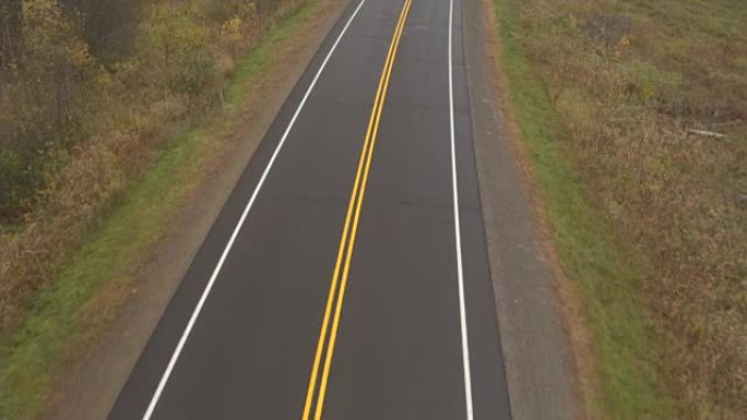 空中: 穿过乡村的高速公路上的黄色和白色线道路标记