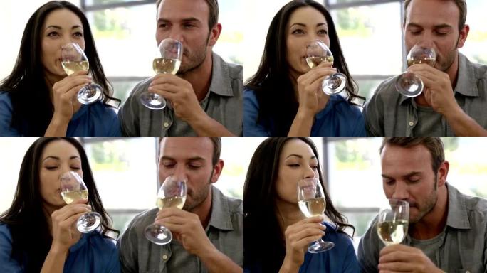 夫妇喝白葡萄酒