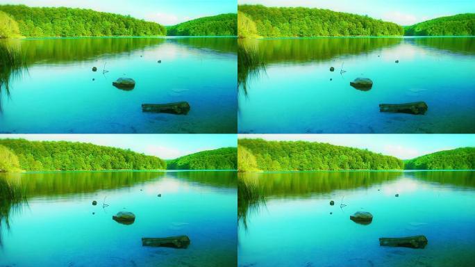 夏季湖泊和绿色山丘