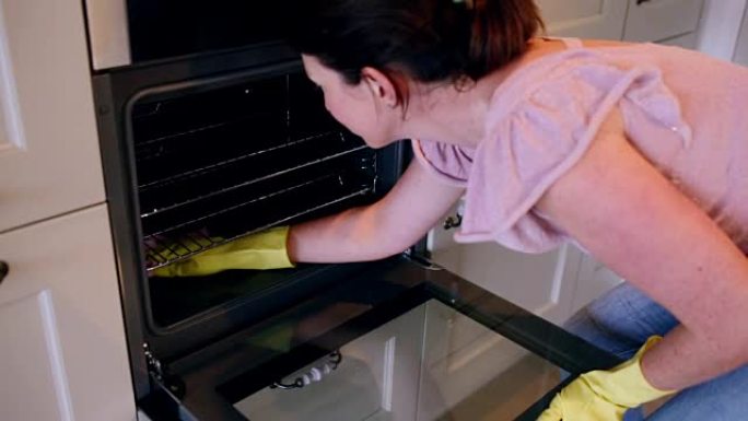 女人清洁烤箱