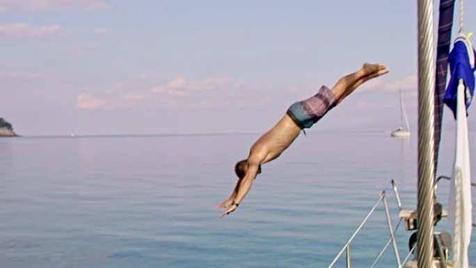 4k男子跳入阳光明媚的夏季海洋，慢动作