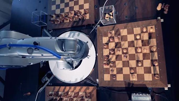 从上方观看。机器人与人类之间的象棋游戏。