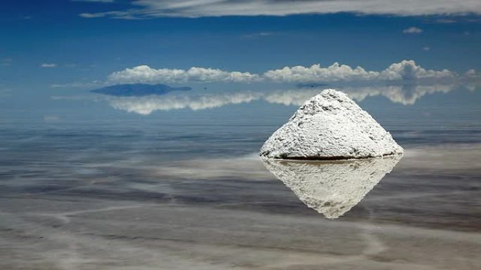 南美洲玻利维亚波托西乌尤尼盐湖的盐堆