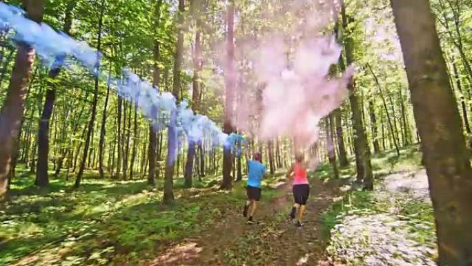 SLO MO TS夫妇带着蓝色和红色的烟雾在森林中奔跑