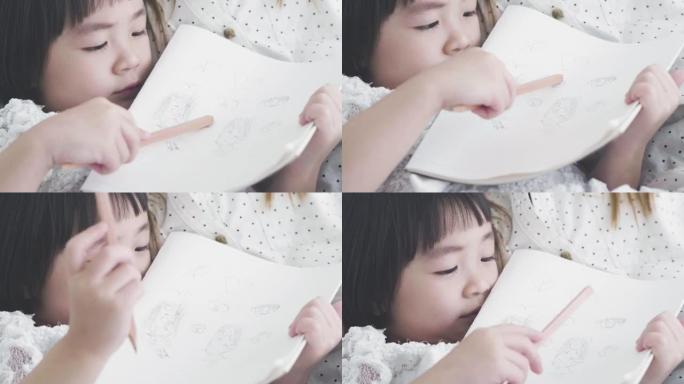 小女孩和妈妈一起画画