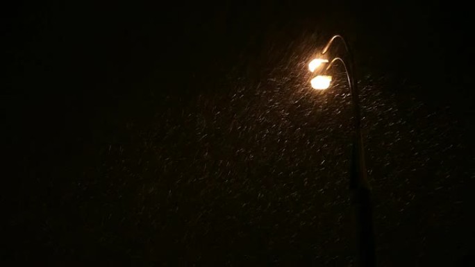 路灯和雪