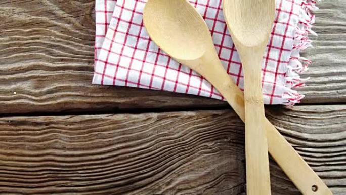 桌子上的木勺和叉子