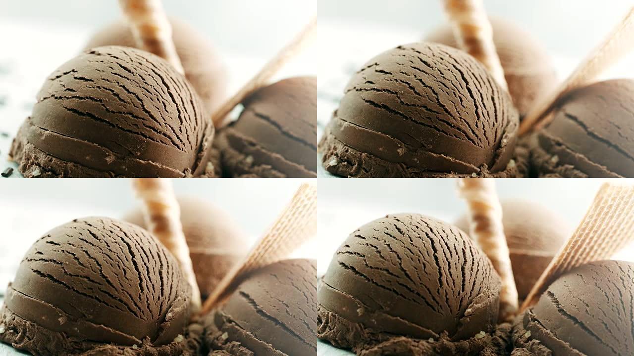 特写，巧克力冰淇淋，旁边有巧克力片，顶部有装饰