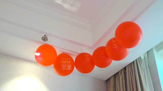 红色气球婚房布置