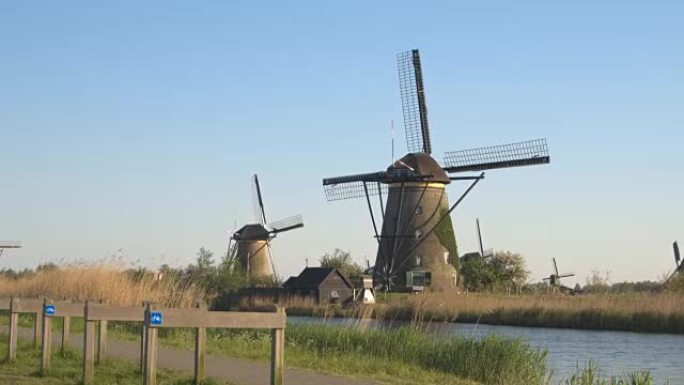 特写: 老正宗传统荷兰风车旁边的自行车停车场