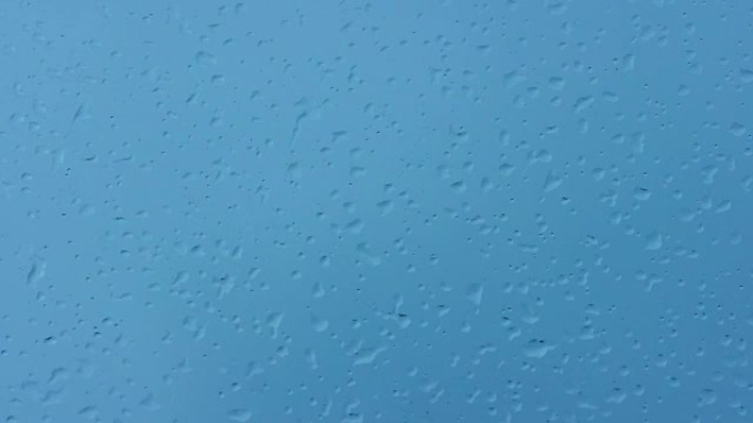 蓝天窗户上的雨