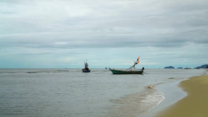 船和清澈的海水