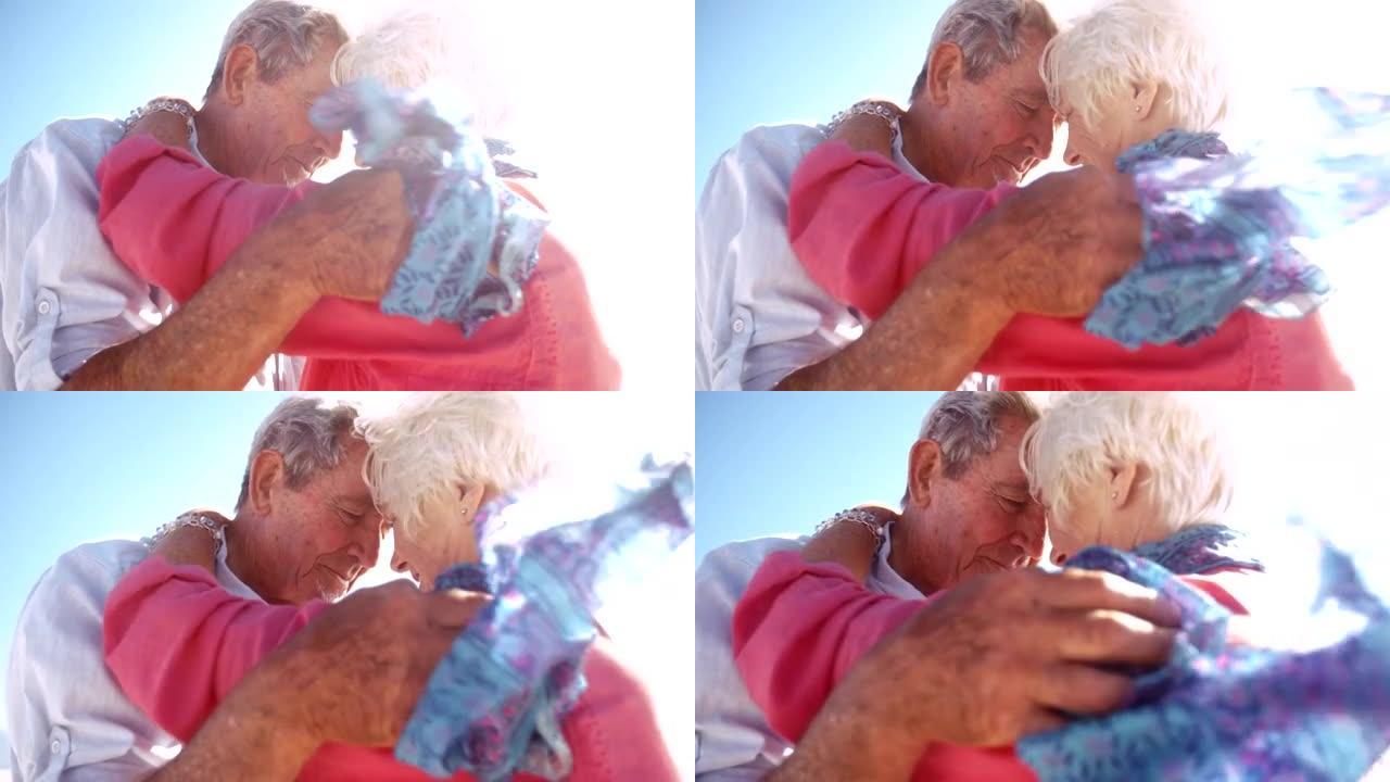 老年活跃的老年人在海滩上拥抱