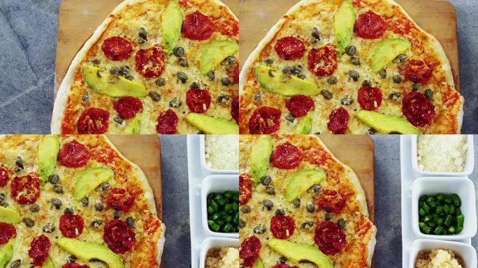 鳄梨，樱桃番茄和橄榄浇头烤披萨