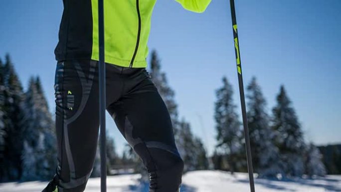 越野滑雪运动员在比赛前伸展