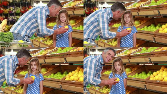 微笑的父亲向女儿展示柠檬