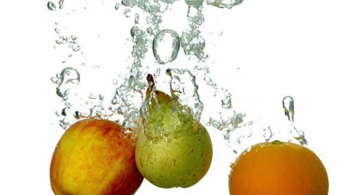 梨苹果和橙色在白色背景下陷入水中