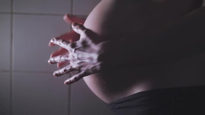 一个女人怀孕肚子的特写镜头。