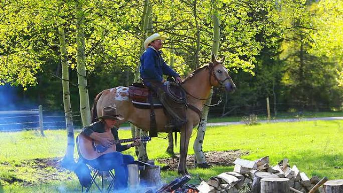 女牛仔围着篝火弹吉他，牛仔骑马
