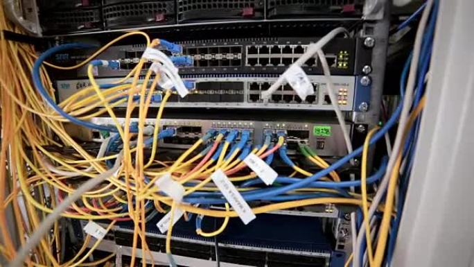 带有许多电线、电缆的工作数据服务器的背面