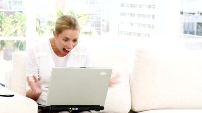 动画显示使用计算机的惊讶女商人