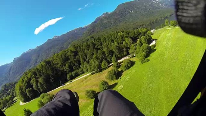 POV: 滑翔伞在降落在草地上之前在地面上方飞行