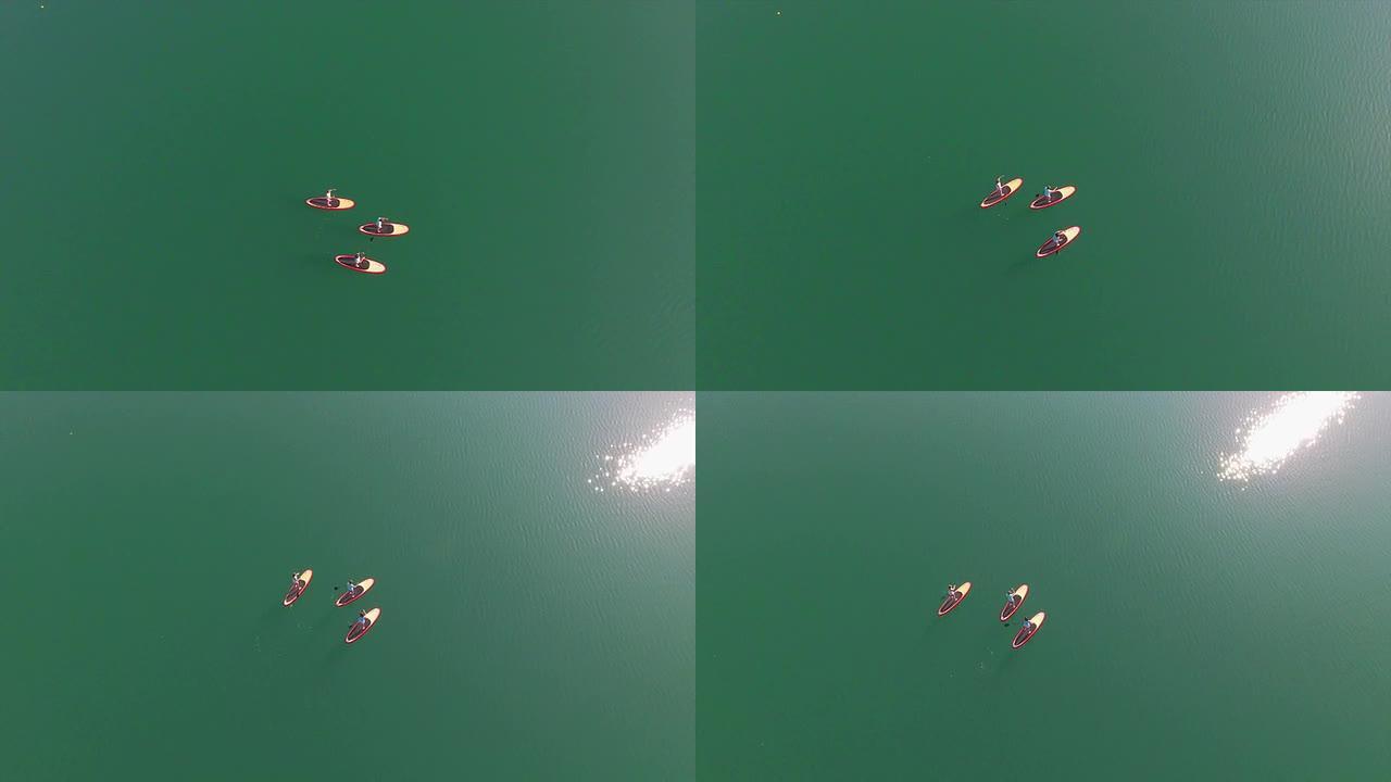 空中: 冲浪者女友在平坦的水面上登船