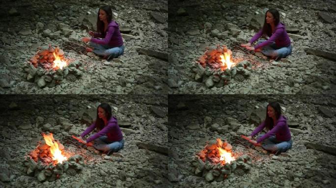 篝火旁的女人篝火旁的女人
