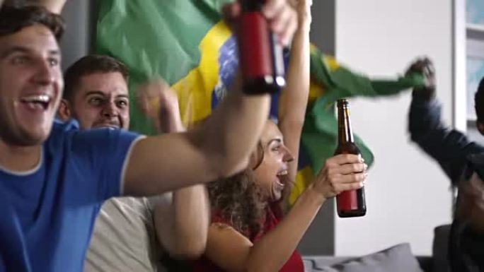 朋友们一边看电视比赛一边为巴西队加油