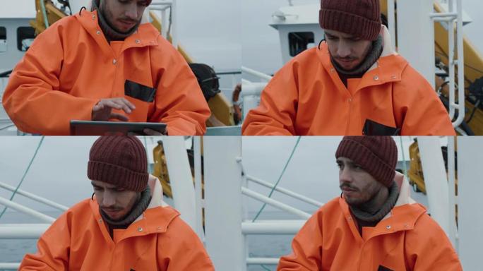 在船上旅行时，穿着休闲的渔夫使用带有导航地图的平板电脑。